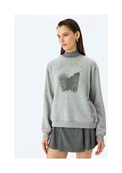 x Şahika Ercümen - Nakış Detaylı Baskılı Uzun Kollu Oversize Sweatshirt