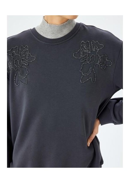 x Şahika Ercümen - Uzun Kollu Bisiklet Yaka Taşlı Oversize Sweatshirt