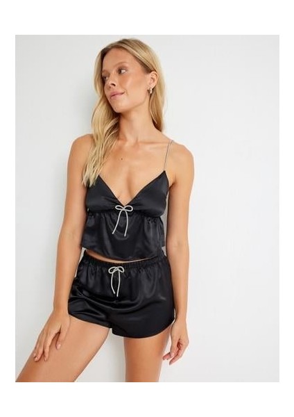 Askılı Saten Pijama Üstü Crop Parlak Metalik Fiyonk Detaylı