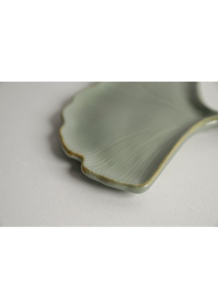 Gold Detaylı Dekoratif Ginkgo Yaprak Tabak | Lush Sage