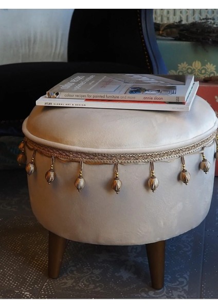 Krem Rengi Kadife Kumaştan Ahşap Ayaklı Vintage Puf modelleri