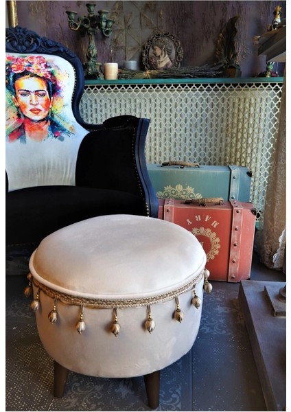 Krem Rengi Kadife Kumaştan Ahşap Ayaklı Vintage Puf