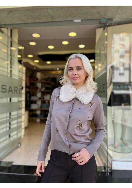 Yakası Kürk Detaylı Triko Hırka indirimleri