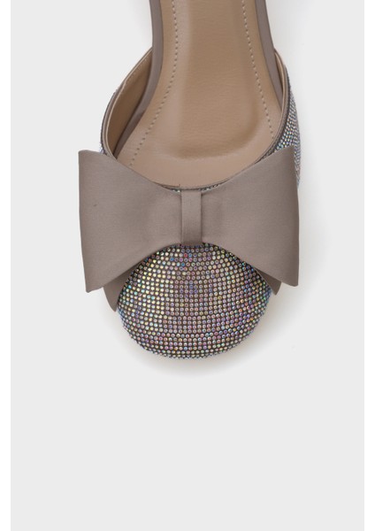 Phoebe Küt Taşlı Burunlu Fiyonklu Saten Bilekten Bantlı Orta Topuklu Kadın Şık Ayakkabı