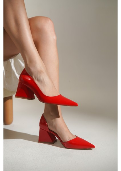 Sivri Burunlu Orta Topuklu Kadın Ayakkabı