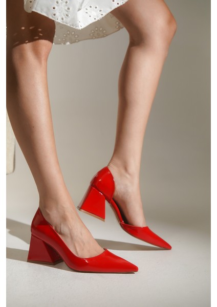 Sivri Burunlu Orta Topuklu Kadın Ayakkabı