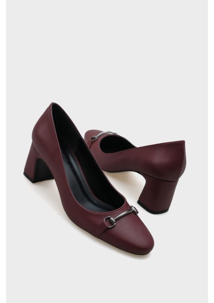 Yuvarlak Burunlu Orta Topuklu Metal Aksesuarlı Kadın Ayakkabı