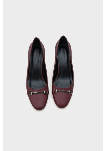 Yuvarlak Burunlu Orta Topuklu Metal Aksesuarlı Kadın Ayakkabı