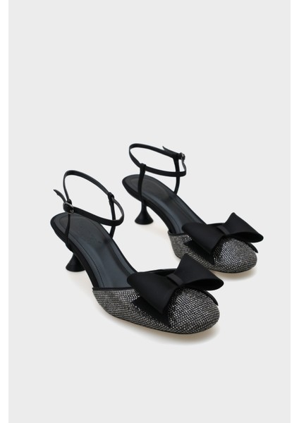 Phoebe Küt Taşlı Burunlu Fiyonklu Saten Bilekten Bantlı Orta Topuklu Kadın Şık Ayakkabı modelleri