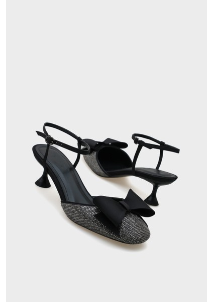 Phoebe Küt Taşlı Burunlu Fiyonklu Saten Bilekten Bantlı Orta Topuklu Kadın Şık Ayakkabı