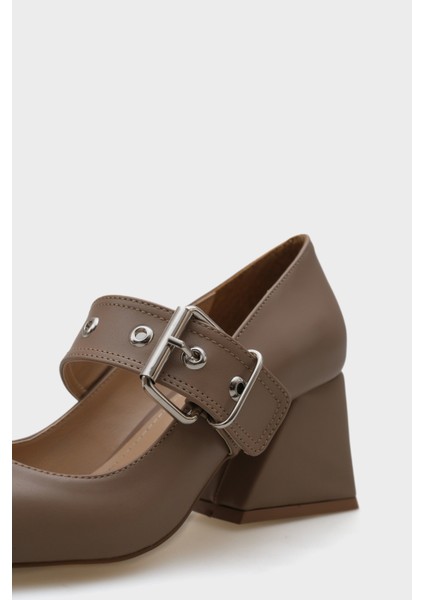 Sivri Burunlu Orta Topuklu Metal Tokalı Kadın Ayakkabı