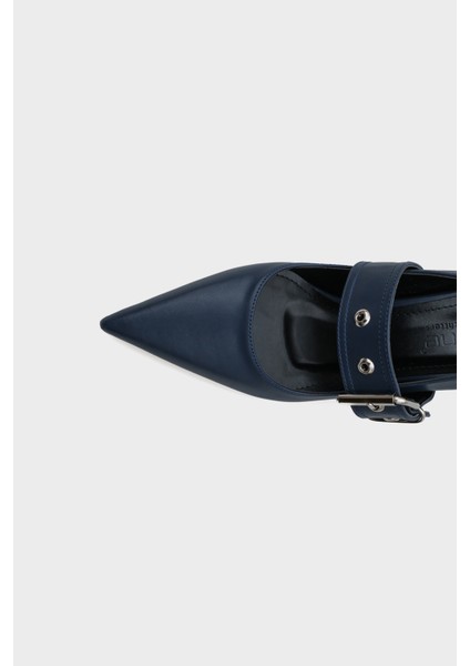 Sivri Burunlu Orta Topuklu Metal Tokalı Kadın Ayakkabı