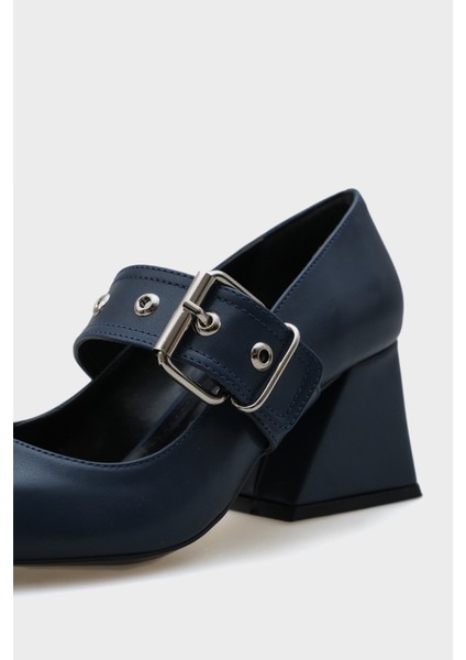 Sivri Burunlu Orta Topuklu Metal Tokalı Kadın Ayakkabı