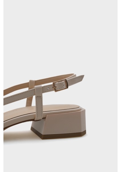 Arkası Açık Küt Burunlu Kalın Topuklu Rugan Kadın Ayakkabı