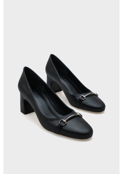 Yuvarlak Burunlu Orta Topuklu Metal Aksesuarlı Kadın Ayakkabı