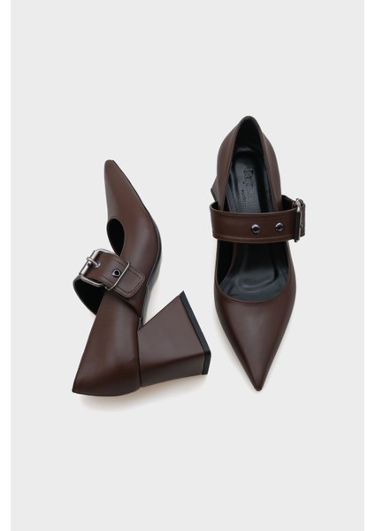 Sivri Burunlu Orta Topuklu Metal Tokalı Kadın Ayakkabı