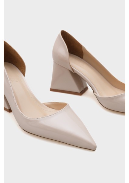 Sivri Burunlu Orta Topuklu Kadın Ayakkabı