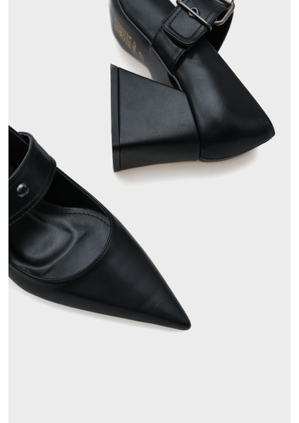 Sivri Burunlu Orta Topuklu Metal Tokalı Kadın Ayakkabı