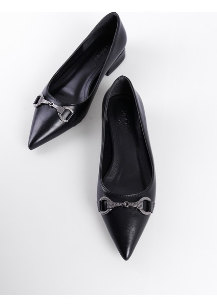 Sivri Burunlu Kısa Topuklu Taşlı Tokalı Kadın Ayakkabı