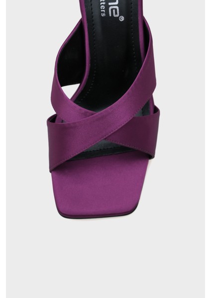 Küt Burunlu Çapraz Bantlı Kum Saati Topuklu Saten Kadın Terlik