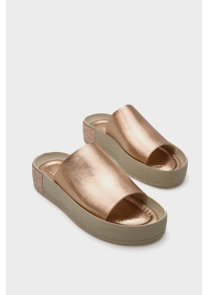 Tek Geniş Bantlı Taşlı Detaylı Dolgu Topuk Metalik Kadın Terlik modelleri