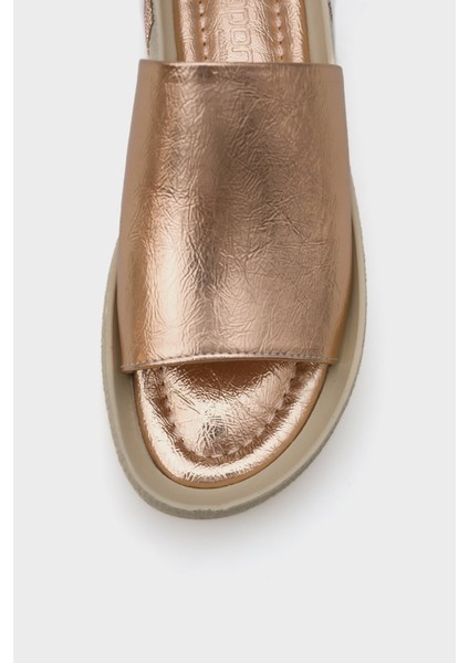 Tek Geniş Bantlı Taşlı Detaylı Dolgu Topuk Metalik Kadın Terlik