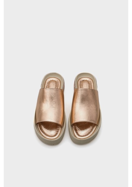 Tek Geniş Bantlı Taşlı Detaylı Dolgu Topuk Metalik Kadın Terlik