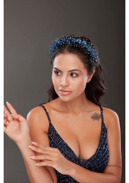 Kristal ve Çiçek Detaylı Gelin Tacı – Işıltılı ve Zarif Saç Aksesuarı