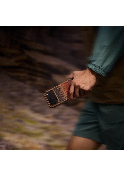 iPhone 17 Pro Max Kılıf M-Safe Pitaka Tactile Woven Sunset-Moonrise Aramid Pro Guard Seri Kahverengi