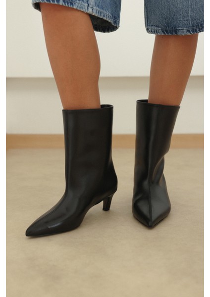 Bot 2515 - Sivri Burun Dikiş Detaylı Siyah Kadın Bot