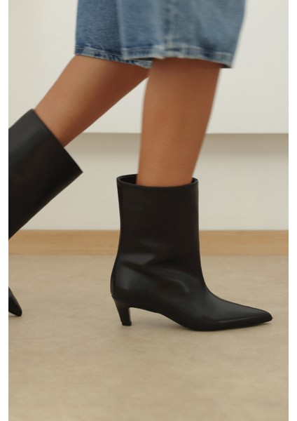 Bot 2515 - Sivri Burun Dikiş Detaylı Siyah Kadın Bot fiyatları