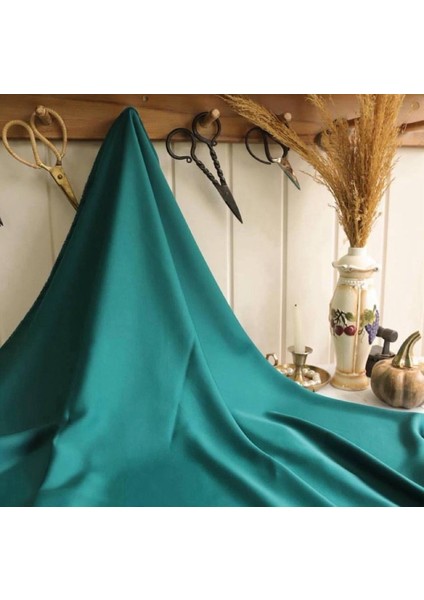 Ake•r Markası Krep Saten Dökümlü Kumaş Zümrüt Yeşili Renktedir