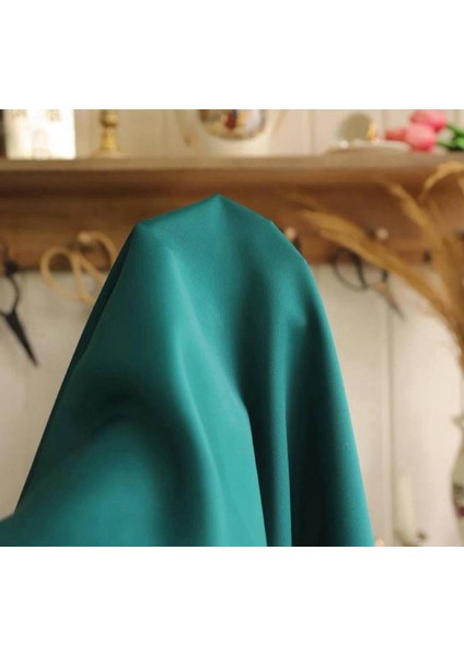 Ake•r Markası Krep Saten Dökümlü Kumaş Zümrüt Yeşili Renktedir