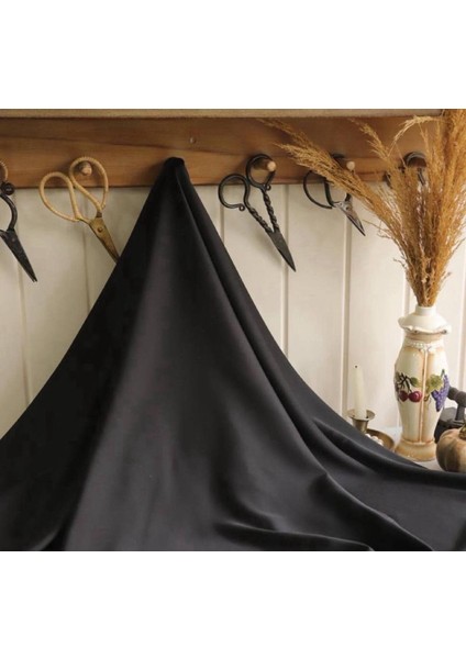 Ake•r Krep Saten Dökümlü Bir Kumaştır Siyah Renkte