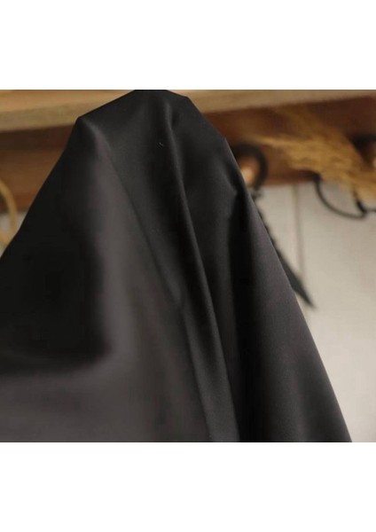 Ake•r Krep Saten Dökümlü Bir Kumaştır Siyah Renkte