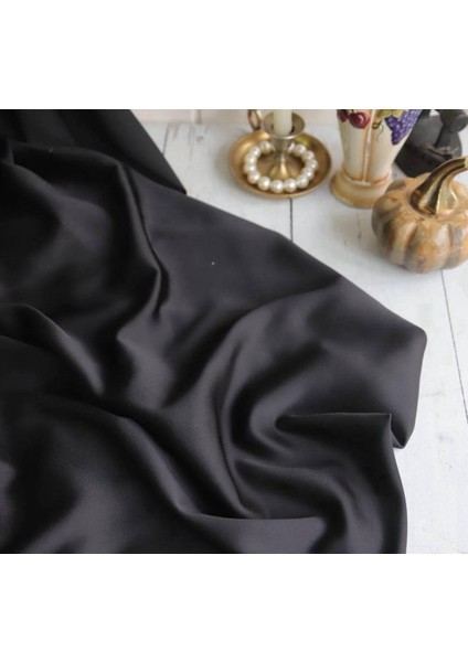 Ake•r Krep Saten Dökümlü Bir Kumaştır Siyah Renkte