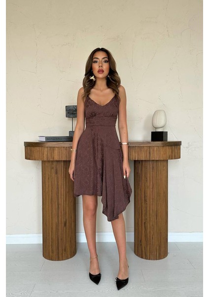 Jakarlı Asimetrik Elbise