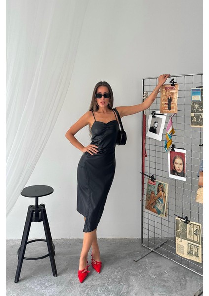 Pileli Kısa Deri Elbise