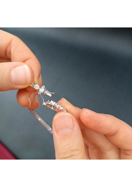 Zarif Su Yolu Bileklik - 925 Ayar Gümüş & Işıltılı Taşlar