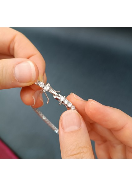 Zarif Su Yolu Bileklik - 925 Ayar Gümüş & Işıltılı Taşlar fiyatları