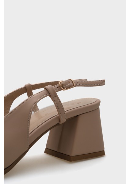 Arkası Açık Küt Burunlu Kalın Topuklu Tokalı Kadın Ayakkabı