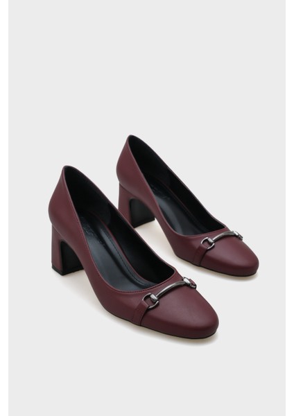 Yuvarlak Burunlu Orta Topuklu Metal Aksesuarlı Kadın Ayakkabı