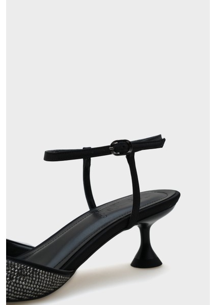 Phoebe Küt Taşlı Burunlu Fiyonklu Saten Bilekten Bantlı Orta Topuklu Kadın Şık Ayakkabı