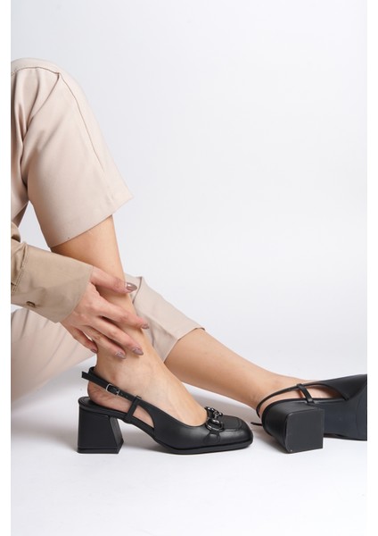 Arkası Açık Küt Burunlu Kalın Topuklu Tokalı Kadın Ayakkabı