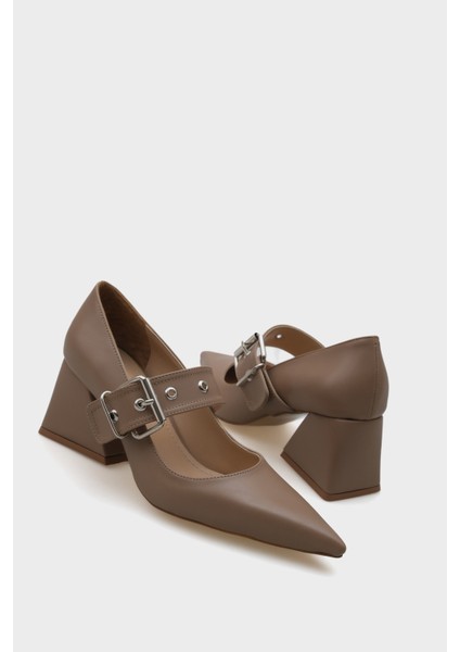 Sivri Burunlu Orta Topuklu Metal Tokalı Kadın Ayakkabı