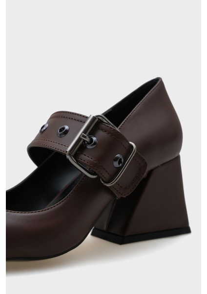 Sivri Burunlu Orta Topuklu Metal Tokalı Kadın Ayakkabı