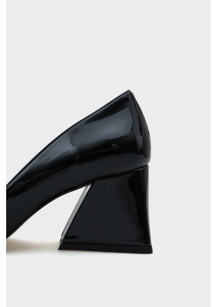 Sivri Burunlu Orta Topuklu Kadın Ayakkabı