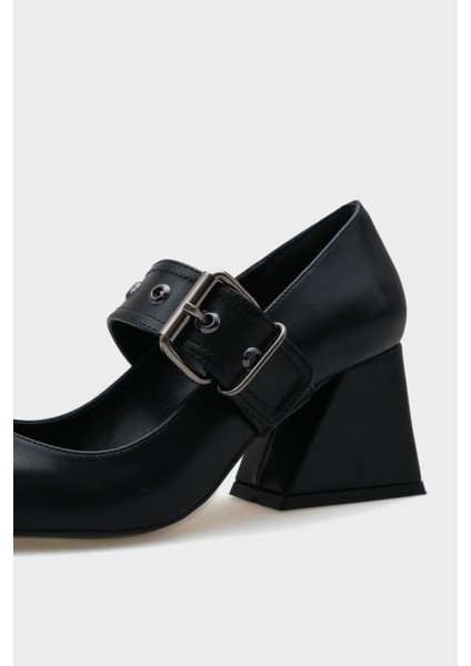 Sivri Burunlu Orta Topuklu Metal Tokalı Kadın Ayakkabı