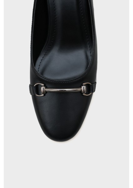 Yuvarlak Burunlu Orta Topuklu Metal Aksesuarlı Kadın Ayakkabı