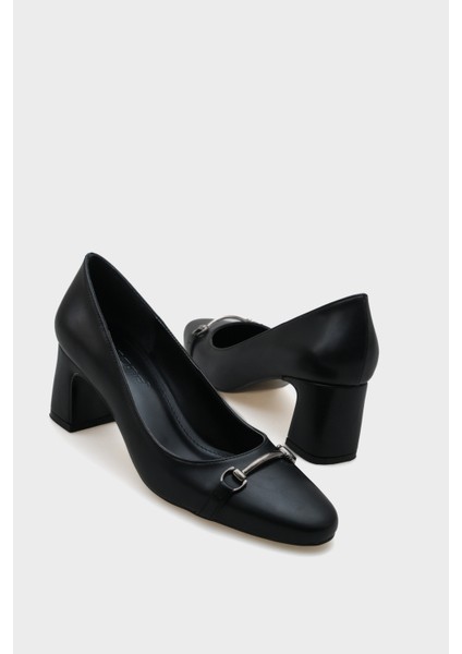 Yuvarlak Burunlu Orta Topuklu Metal Aksesuarlı Kadın Ayakkabı